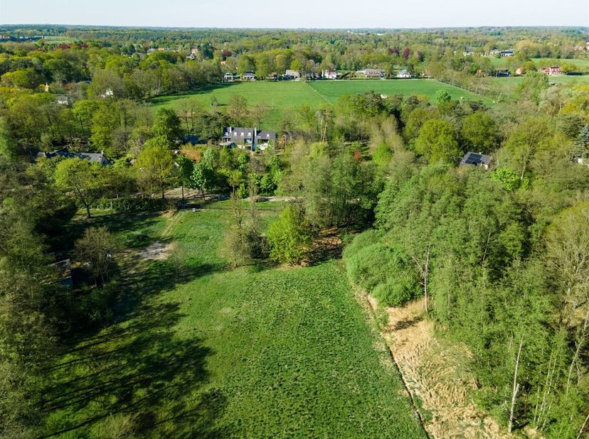 Deze bouwgrond, gelegen aan Olmenlei 98 in Zoersel, bevindt zich in een groene en kindvriendelijke omgeving. Het perceel is geschikt voor de bouw van