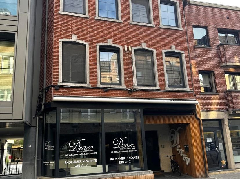 Volledig ingerichte showroom te huur op toplocatie in Sint-Truiden!<br />
<br />
Bent u opzoek naar een instapklare commerciële ruimte met een stijlvo