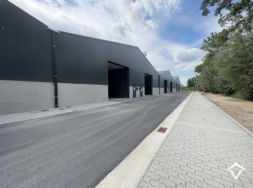 Op zoek naar een slimme investering of een nieuwe locatie voor je onderneming? <br />
Ontdek deze gloednieuwe KMO-units in Werken (Kortemark), strateg