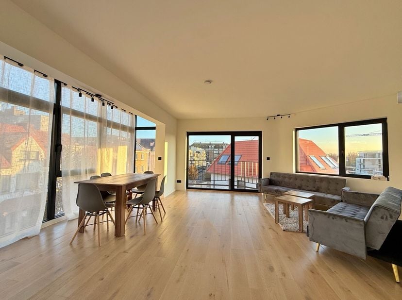 Instapklaar appartement gelegen op centrale doch rustige ligging, op wandelafstand van zee.&amp;nbsp;<br />
<br />
Het gelijkvloersappartement bestaat uit