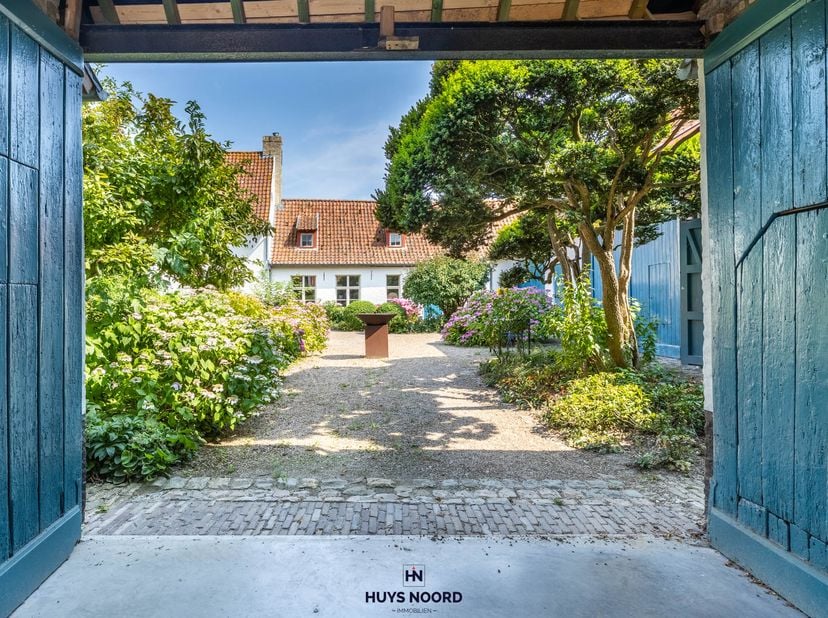 Fantastisch wonen in deze geklasseerde 18e eeuwse vierkantshoeve met vier-sterren B&amp;B uitbating op een royaal perceel van 1,1 HA!<br />
<br />
De idyl