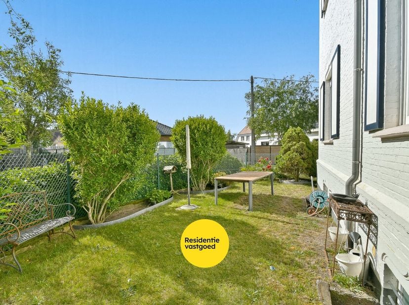 In een rustige en residentiële omgeving bevindt zich dit bijzonder ruime en instapklare gelijkvloerse appartement met een bewoonbare oppervlakte van 1