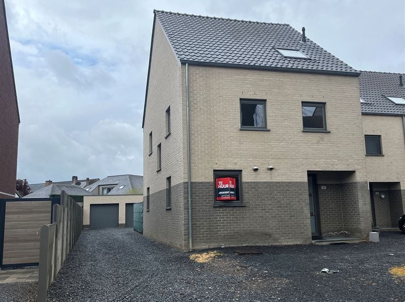 Instapklare stadswoning met 3 slaapkamers, garage en tuintje.<br />
<br />
ALGEMEEN<br />
- Verwarming op aardgas.<br />
- PVC ramen met dubbele b