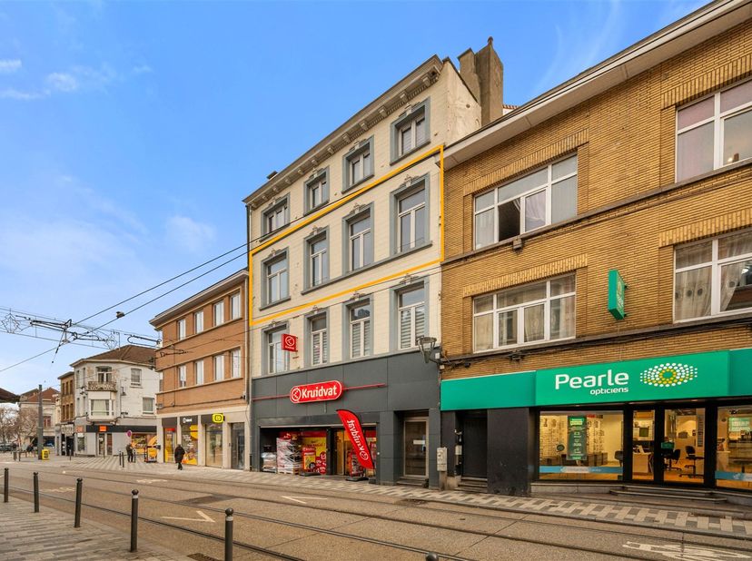 In het hartje van Jette bevindt zich dit ruim appartement op de tweede verdieping met een bewoonbare oppervlakte van maar liefst 116m². Bij het binnen