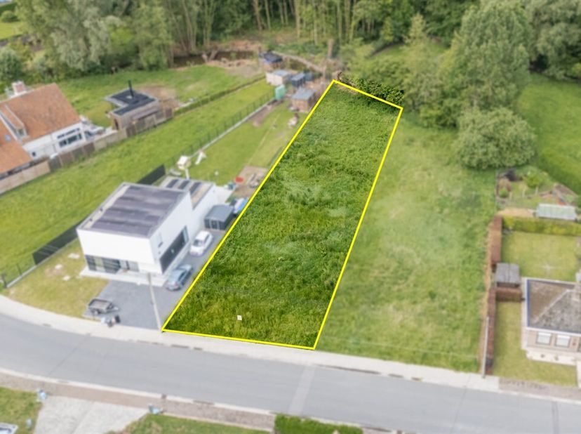 In de rustige Reynaertstraat te Sint-Baafs-Vijve bevindt zich dit uitzonderlijk mooi perceel bouwgrond met een totale oppervlakte van ca. 1.036 m². De
