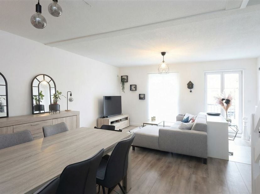 Ruim appartement (120m²) met 2 slaapkamers op centrale locatie in Maasmechelen - Opbrengsteigendom<br />
Omgeving:<br />
+ Gelegen in hartje Maasmeche