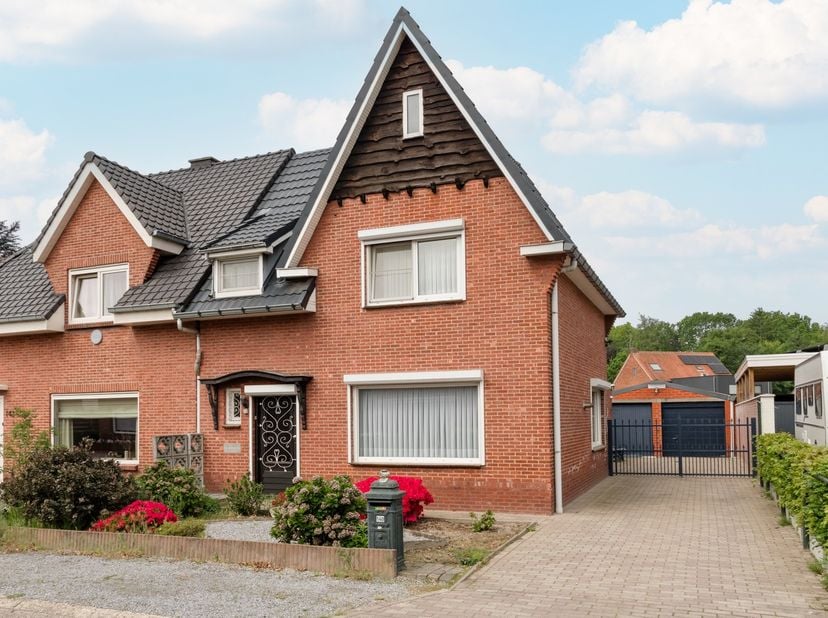 IN OPTIE (SNEL VERKOCHT ovb, overeenkomst wordt spoedig getekend): Met liefde onderhouden, verrassend ruime, zeer fijn en rustig en toch nabij centrum