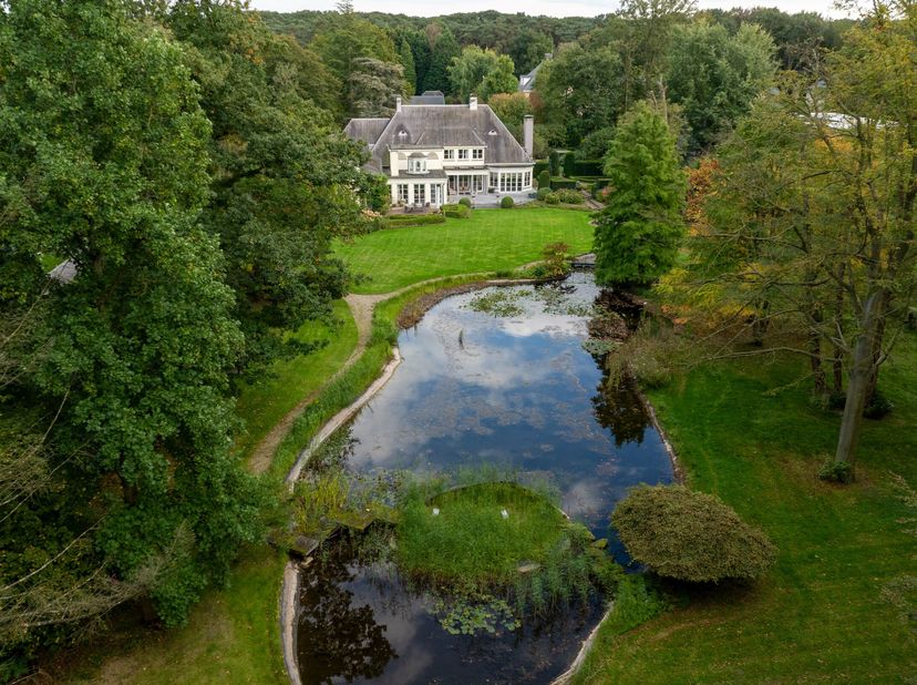 Cette belle villa se trouve près du centre de Brasschaat.<br />
Une allée spacieuse en briques hollandaises nous mène à la zone de stationnement pour