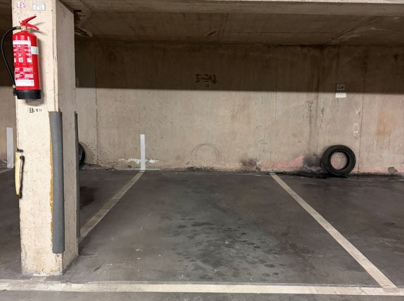 Bent u op zoek naar een veilige en vlot toegankelijke parkeerplaats in residentie Santhooft? Deze ondergrondse staanplaats, gelegen op niveau -2, bied