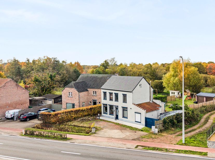 In 2016 zijn de huidige eigenaars een grondige renovatie begonnen. Zonnepanelen, thuisbatterij, laadpaal én warmtepomp..... kortom, de modernste voorz