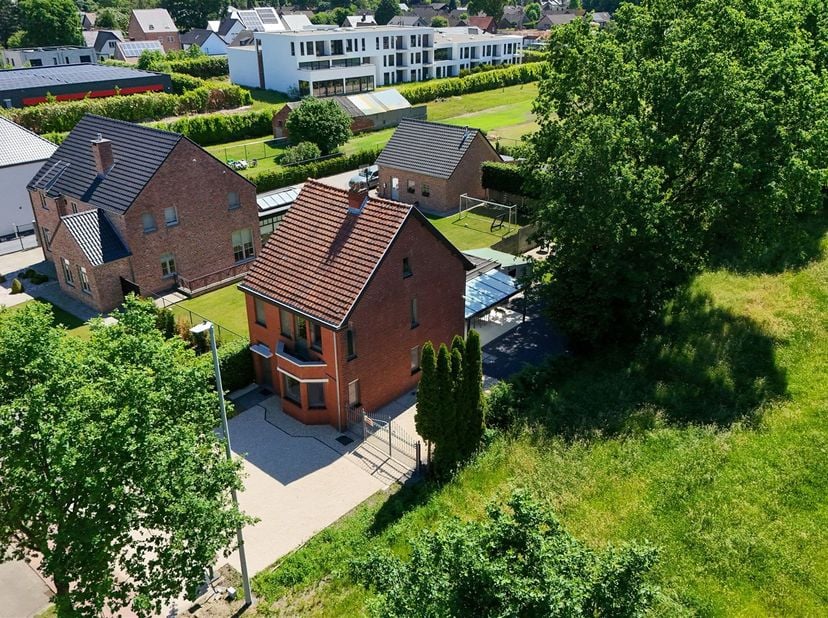 Gerenoveerde en lichtrijke gezinswoning met 3 slaapkamers en zonovergoten tuin <br />
<br />
Omgeving:<br />
+ Centrale ligging in Houthalen-Helcht