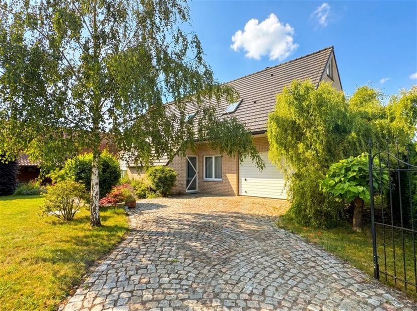 Exclusieve gezinswoning met 3 slaapkamers, bureau, grote schuur en bloemenrijke tuin in Stekene.<br />
Op een aantrekkelijke locatie, met een kleuter