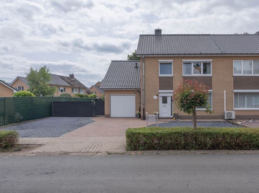 Instapklare, half vrijstaande woning met inpandige garage, nabij het centrum<br />
<br />
Troeven<br />
- Gelegen nabij alle nodige faciliteiten <b