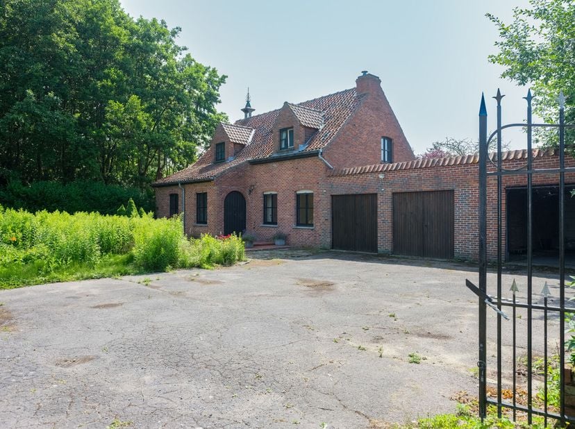 In de Beelshoek in Ingelmunster bevindt zich dit unieke pand op een royaal perceel van maar liefst 3.515 m². Aan privacy is hier geen gebrek: de wonin