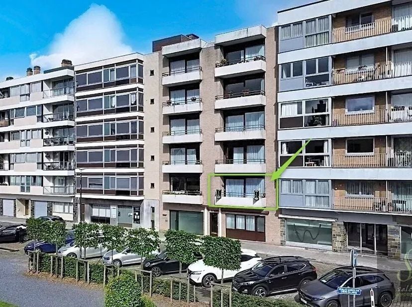 Situé au cur de Binche, face au très recherché Square de la Gare, cet appartement bénéficie dun emplacement stratégique et privilégié, à proximité imm