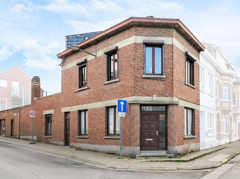 We Invest vous propose cette charmante maison d'habitation trois façades, idéalement située dans la ville d'Enghien, très proche de la gare.<br />
Ell