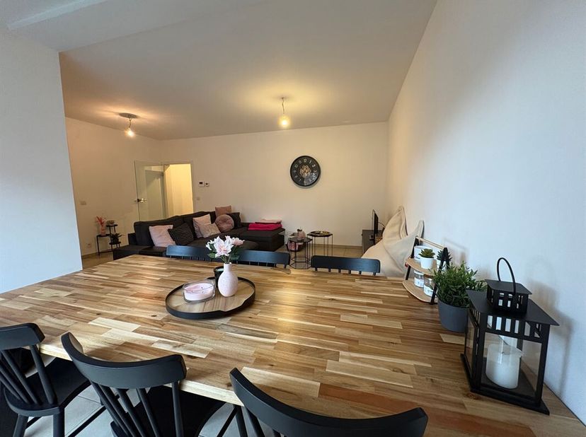 MCA Immobiler vous propose cet appartement au rez-de-chaussée en plein centre de Marche-en-Famenne. Il dispose de 3 chambres, une cuisine équipée, un