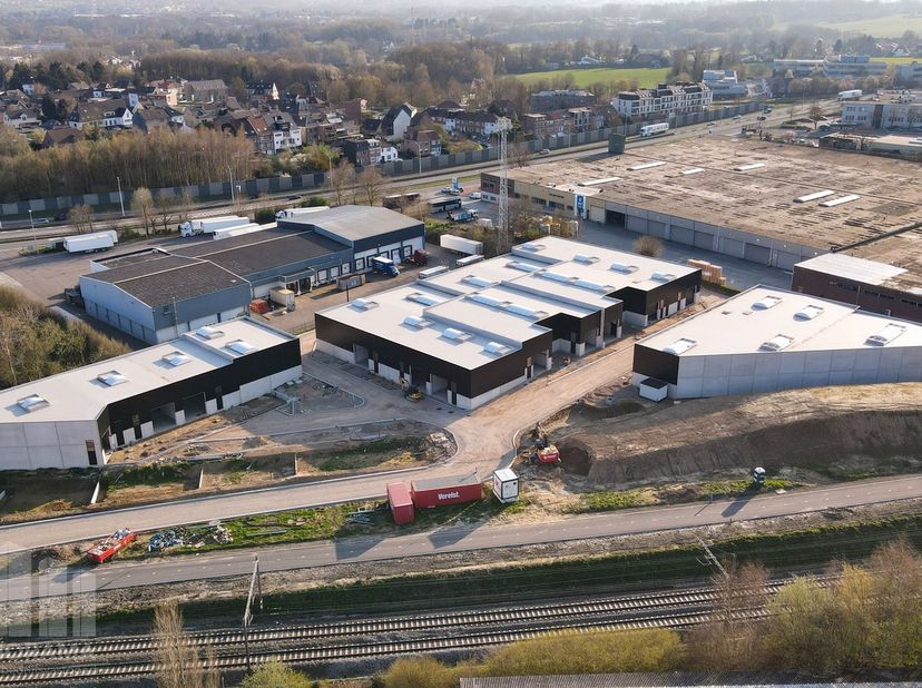 Nieuwbouw KMO-units van 183 m² tot 235 m², elk voorzien van een privatieve parkeerplaats, te huur.<br />
<br />
Uitstekend gelegen aan de rand van Bru