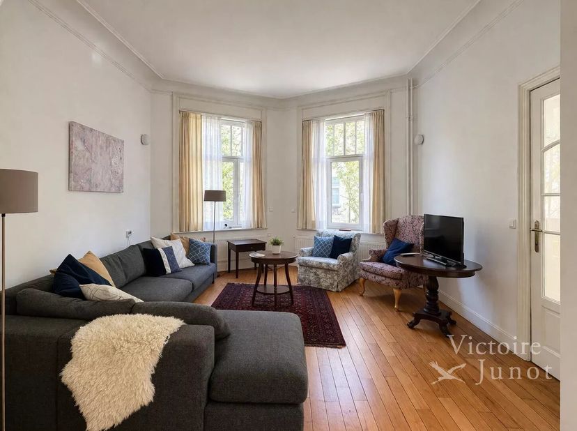Bien présenté par Debora Peruch : debora.peruch@victoire.be<br />
Victoire Junot vous propose, idéalement située Avenue Charles Legrelle 3, dans le qu