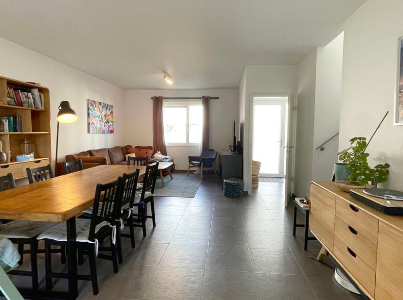 VEDRIN - In een groene omgeving biedt deze nieuwe ecowijk u een prachtige WONING (3 slaapkamers/1 doucheruimte/1 badkamer) met een op het westen geleg