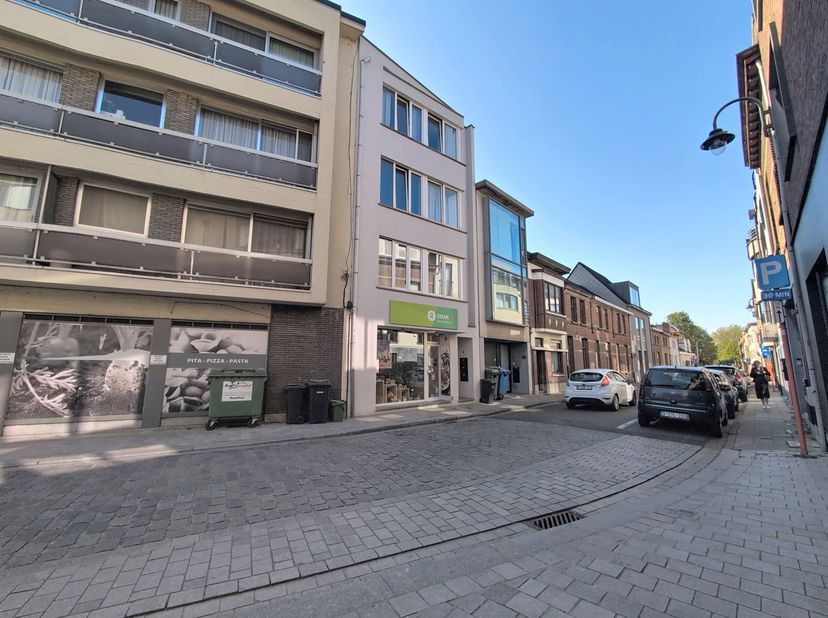 Pal in het centrum van Edegem vinden we deze knappe duplex terug. Het appartement bevindt zich op de eerste en tweede verdieping van een kleinschalig