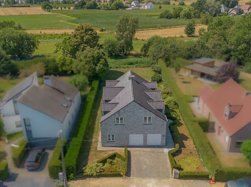 QUARTIER TRÈS RECHERCHÉ ! RUE EN IMPASSE ! ENVIRONNEMENT IDÉAL POUR LES ENFANTS !<br />
Superbement située, cette villa moderne 4 façades, prête à emm