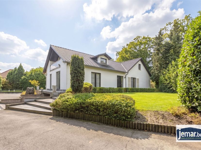 Ben jij op zoek naar een ruime villa op een toplocatie? Dan hebben wij dé woning voor jou!<br />
 <br />
Deze vrijstaande villa van 306 m² ligt op e