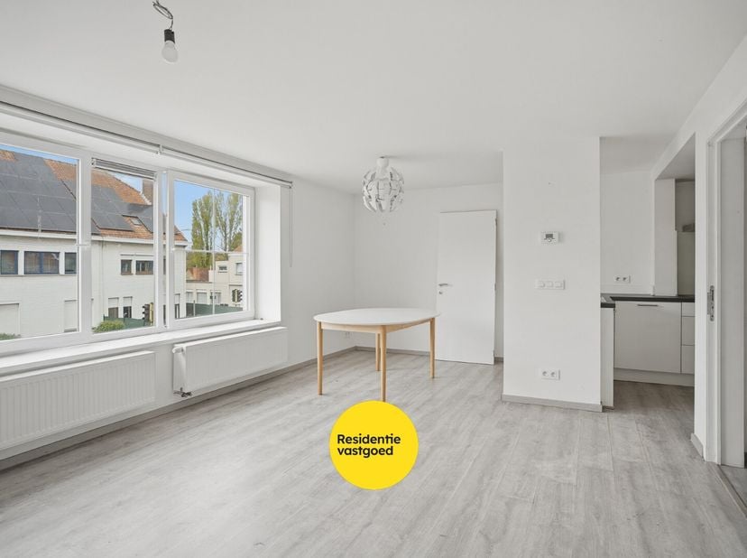 Centraal gelegen in Assebroek bevindt zich dit veelzijdige opbrengsteigendom op een perceel van 240 m², bestaande uit een handelsgelijkvloers met bove