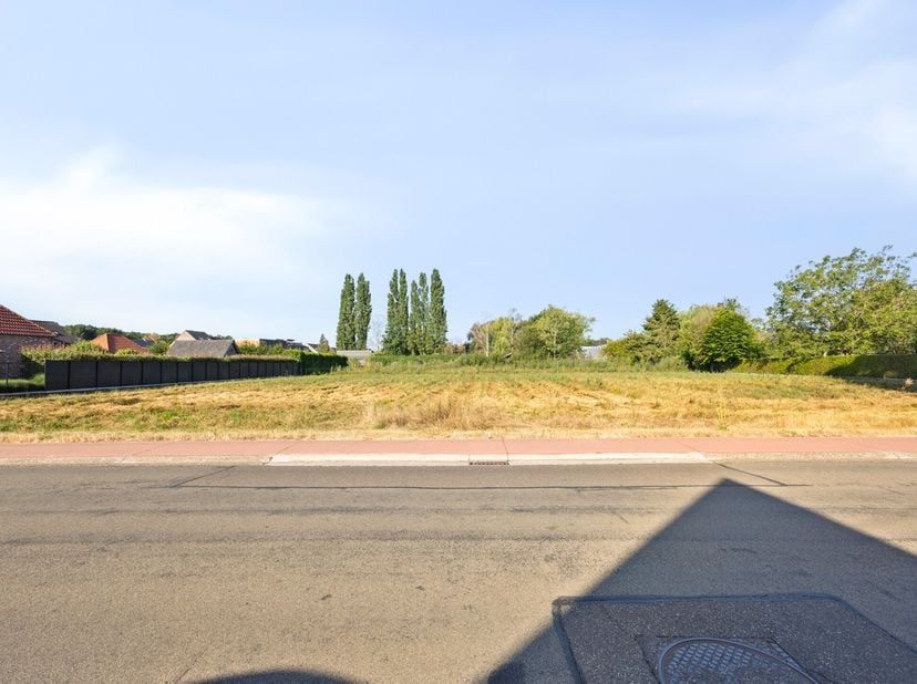 DRIE ruime percelen voor OPEN bebouwing te koop, vlakbij het centrum van As.<br />
Prachtig gelegen, met het comfort van het centrum vlakbij, en maar