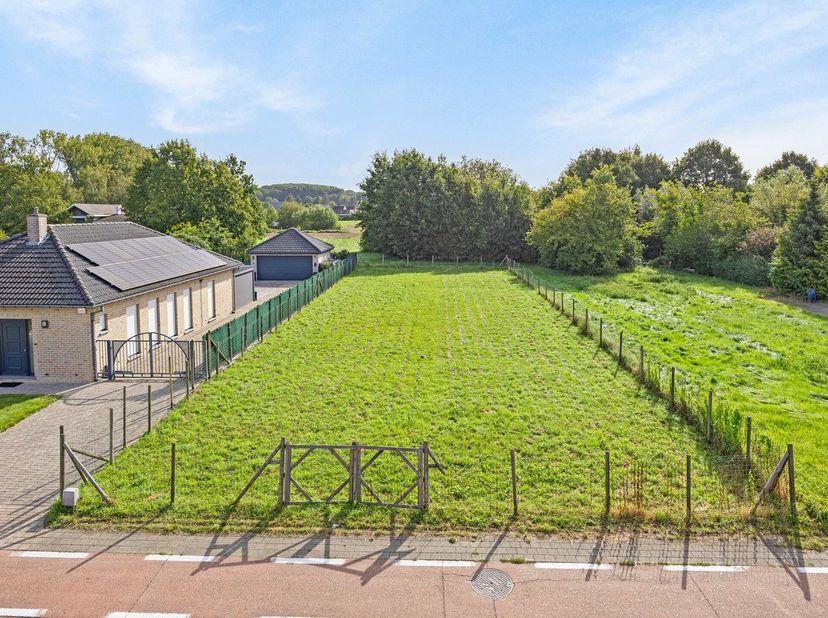 Goed gelegen, reeds omheinde, oost georiënteerde bouwgrond voor een open bebouwing te Aarschot.<br />
<br />
Perceelsbreedte aan straatkant 16 m.<br /