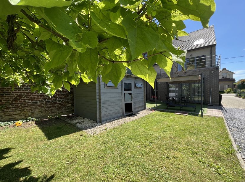 Modern, instapklaar gelijkvloers appartement met een bewoonbare oppervlakte van 99m2 en heerlijk veel buitenruimte! Dit appartement is heel mooi afgew