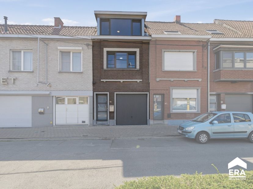 [[ DIT PAND NEEMT DEEL AAN DE ERA OPEN HUIZEN DAG OP 19/9 VAN 14:30 TOT 15:30 ]] Te koop: verrassend ruime gesloten woning in Roeselare, op de stadsra