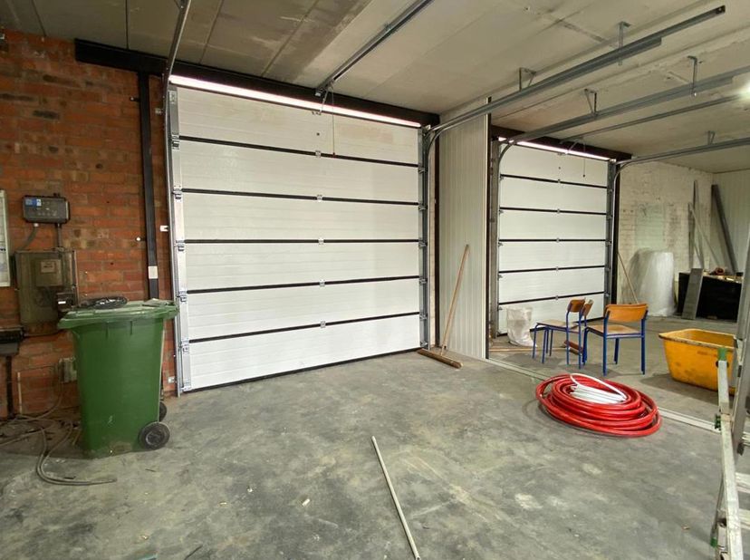 ALGEMEEN<br />
Volledig vernieuwd en instapklaar bedrijfsgebouw met een totale oppervlakte van 464 m², bestaande uit drie magazijnen en een ruime kant