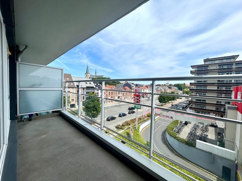 Gelegen in de gegeerde Residentie Riverside langs de Tervuursevest bevindt zich deze instapklare studio op de vierde verdieping. De studio beschikt ov