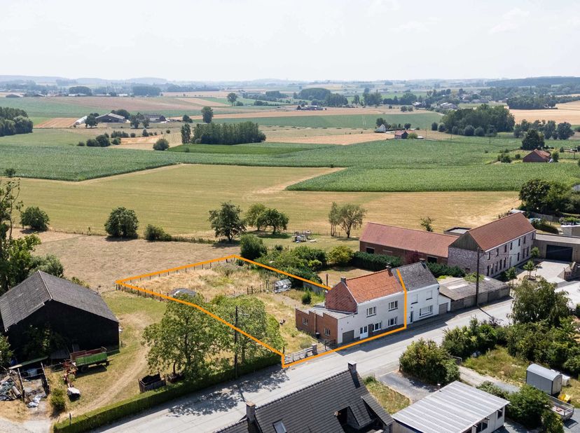 Cette intéressante propriété est située dans un environnement verdoyant et rural, à proximité notamment du "Kluisbos".<br />
La maison est à rénover/à