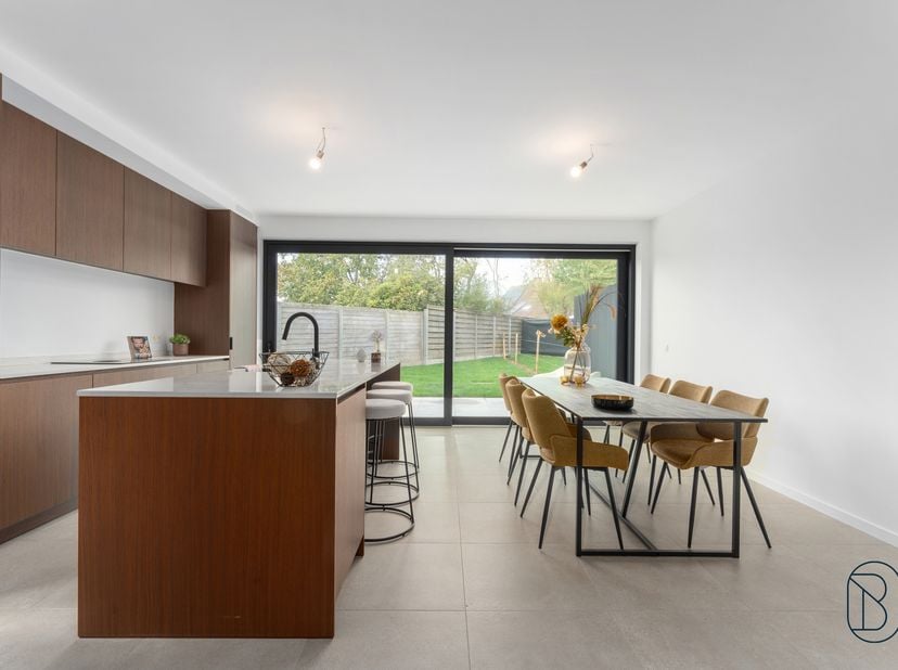2 kwalitatieve luxueuze ENERGIENEUTRALE moderne nieuwbouwwoningen (21% btw). E-PEIL 0, TOPAFGEWERKT! INDELING: inkom met apart toilet, lichtrijke leef