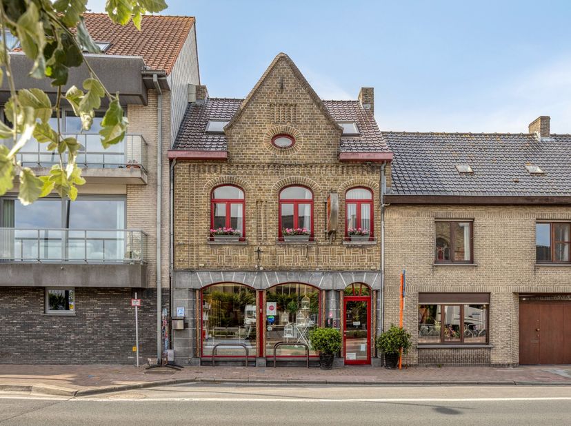 Bent u op zoek naar een handelspand met woonst én een uitzonderlijk groot atelier of opslagruimte op een centrale ligging in West-Vlaanderen? Dan is d