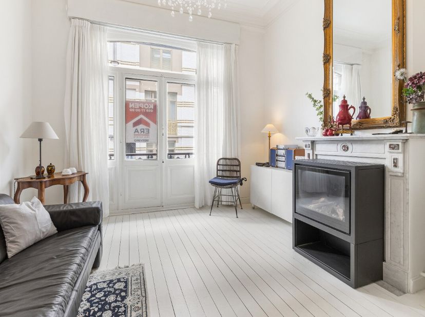 À vendre : appartement de caractère dans le quartier Belle Époque dOstende, à quelques pas de la digue et de la plage. Cet appartement fermé, composé