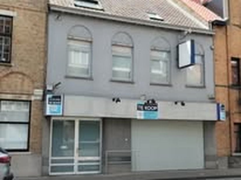UIT DE HAND TE KOOP:<br />
Instapklare woonst op centrale locatie, dichtbij station, Grote Markt en winkels.<br />
Het gelijkvloers bestaat uit een ap
