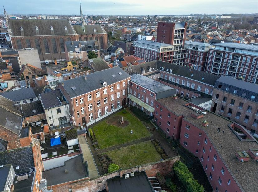 Beschrijving<br />
Dit voormalig klooster van de Zusters Ursulinen dient een nieuwe bestemming te krijgen.<br />
De grondoppervlakte van 24a 95ca en m