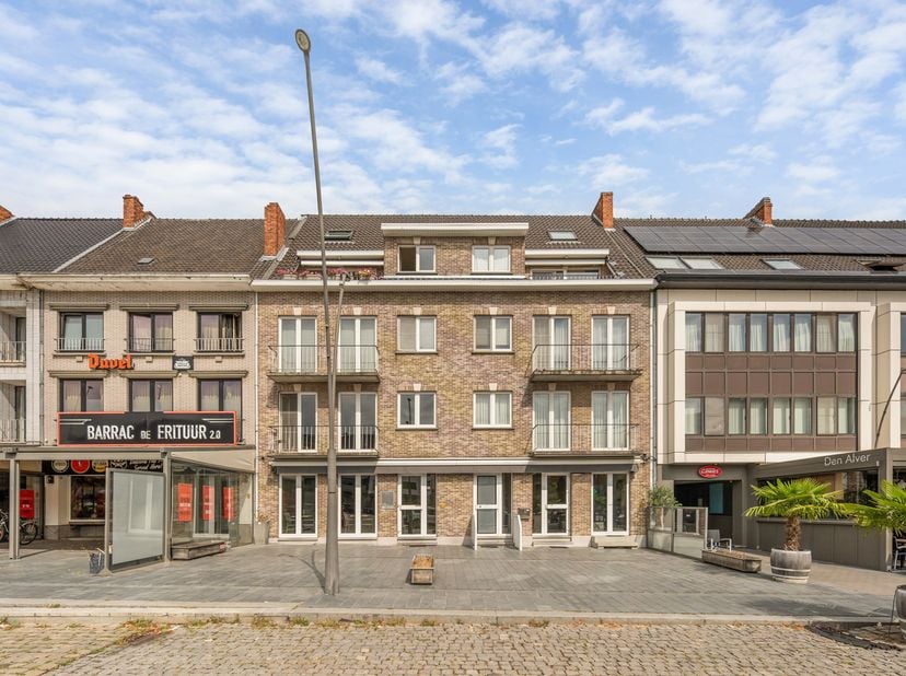 Dit handelspand is gelegen aan het (centrale) marktplein van Diepenbeek. Tot voorkort was er een restaurant met aparte afhaalruimte. Voor het pand is