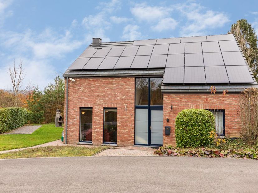 Vergund vakantiehuis <br />
Maison Violette is een unieke investeringskans gelegen in de prachtige “Jardin du Golf” te Durbuy.<br />
Dit mooi vakantie