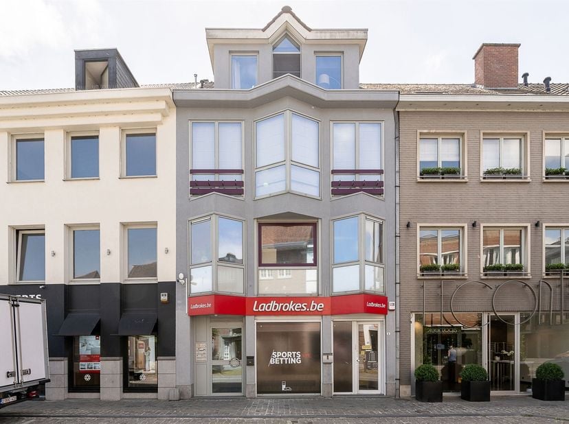 Deze topgelegen opbrengsteigendom (BJ 1991) biedt een ideale mix van commerciële en residentiële functies op een centrale locatie in Oudenaarde. <br /