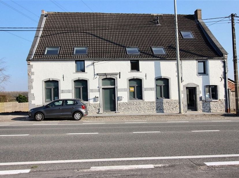 Coquette maison 2 chambres entièrement rénovée en 2019 composée comme suit : Au rez-de-chaussée, un hall dentrée commun, un hall privatif et une toile
