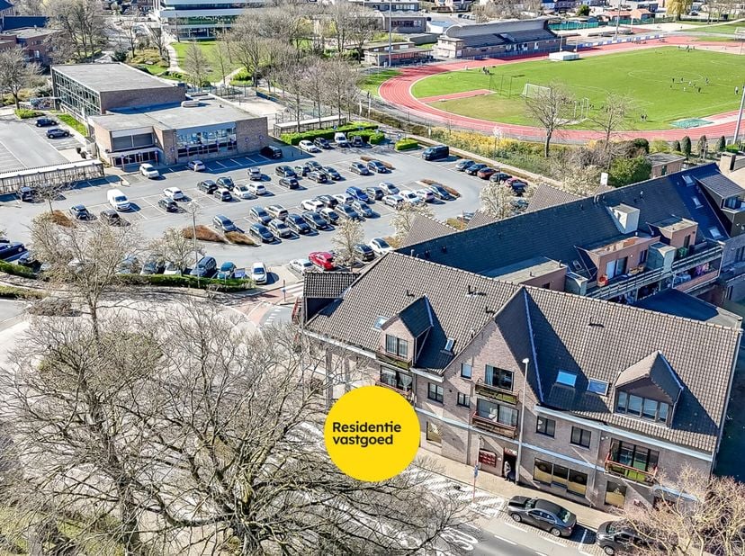 Op een commerciële topligging in het centrum van Torhout, langs de Industrielaan 1, bevindt zich dit ruim en veelzijdig handelspand met een bruikbare