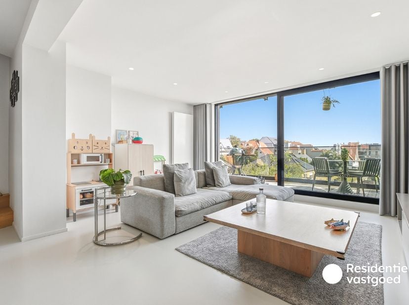Dit uitzonderlijke handelshuis in het centrum van De Haan combineert een volledig vernieuwd restaurant met een luxueuze woning, verdeeld over drie ver