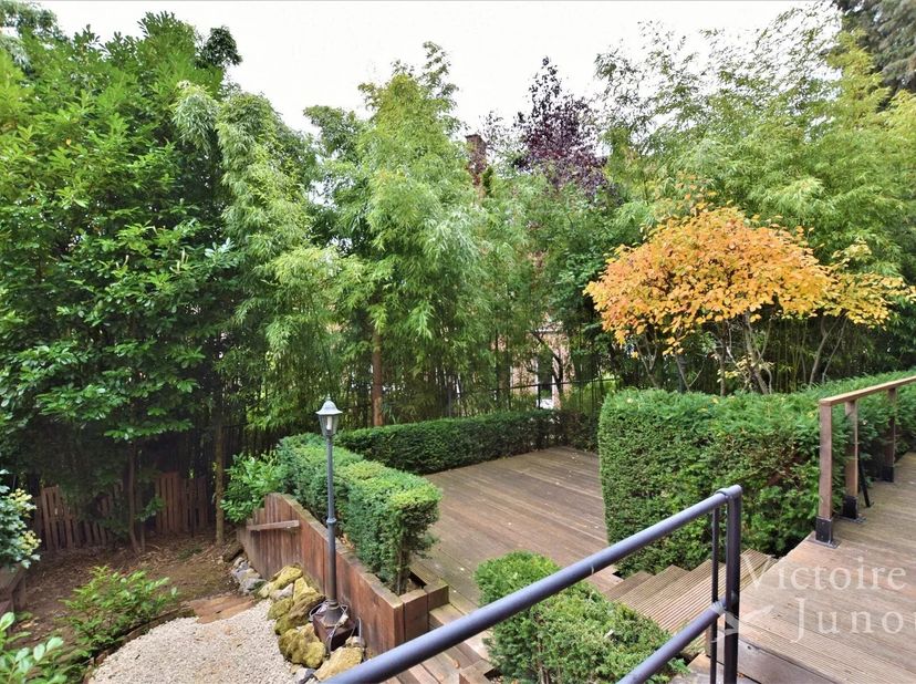 Ontdek deze prachtige 'Art Déco'- woning (bebouwde oppervlakte +- 523 m²) met tuin (Z) ideaal gelegen tussen Montgomery en Vogelzang. Deze woning best