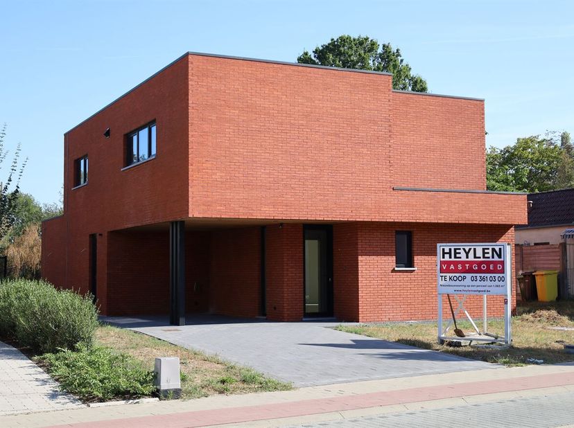 Ruime nieuwbouwvilla met 4 slaapkamers op een groot perceel van 1.384m²! Zeer energiezuinig!<br />
Dankzij de warmtepomp, vloerverwarming, zonnepanele