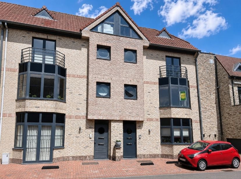 omvattende een ruime klare living, ingerichte open keuken, 3 slaapkamers, geïnstalleerde badkamer, 2 toiletten, ruime zolder, garage en terras<br />
<