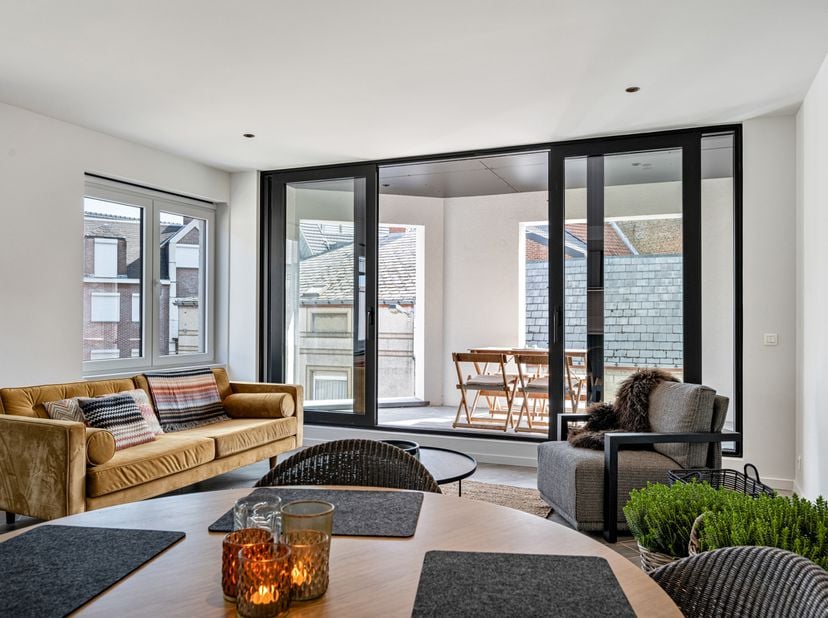 Dit instapklare nieuwbouwappartement bevindt zich in het hart van Geraardsbergen en biedt een ideale combinatie van een centrale ligging en modern woo